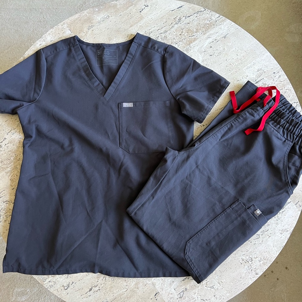 FIGS CHARCOAL SCRUBS SIZE M: High-wasted pants, Single pocket classic shirt.